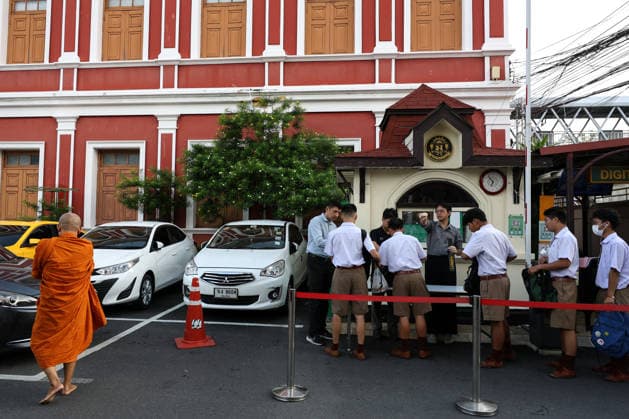 Thai schools tighten security after deadly shooting BANGKOK, THAILAND - AUGUST 18: Students queue for weapons screening before entering a school in Bangkok, Thailand, on August 18, 2026. Following a deadly school shooting on August 7, Thailand s government pledged tougher gun controls and made school safety a national priority, with schools stepping up weapons screening and other security measures. Valeria Mongelli Anadolu Banghok Thailand. Editorial use only. Please get in touch for any other usage.  Copyright: x2026xAnadoluxValeriaxMongellix
