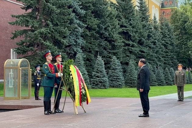 RUSSIA, MOSCOW - AUGUST 18, 2026: Min Aung Hlaing (C), President of Myanmar, attends a ceremony to lay wreaths at the Tomb of the Unknown Soldier in Alexander Garden. Yelizaveta Malkina TASS  96319051