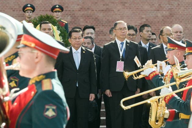 RUSSIA, MOSCOW - AUGUST 18, 2026: Min Aung Hlaing (L front), President of Myanmar, attends a ceremony to lay wreaths at the Tomb of the Unknown Soldier in Alexander Garden. Alexei Nikolsky Russian Presidential Press and Information Office TASS  96319317