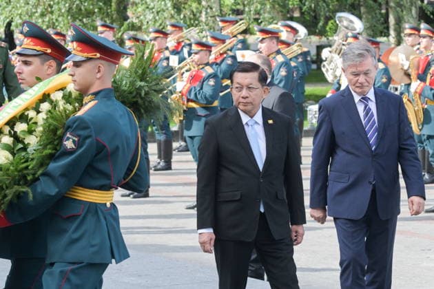 RUSSIA, MOSCOW - AUGUST 18, 2026: Min Aung Hlaing (L), President of Myanmar, attends a ceremony to lay wreaths at the Tomb of the Unknown Soldier in Alexander Garden. Alexei Nikolsky Russian Presidential Press and Information Office TASS  96319331