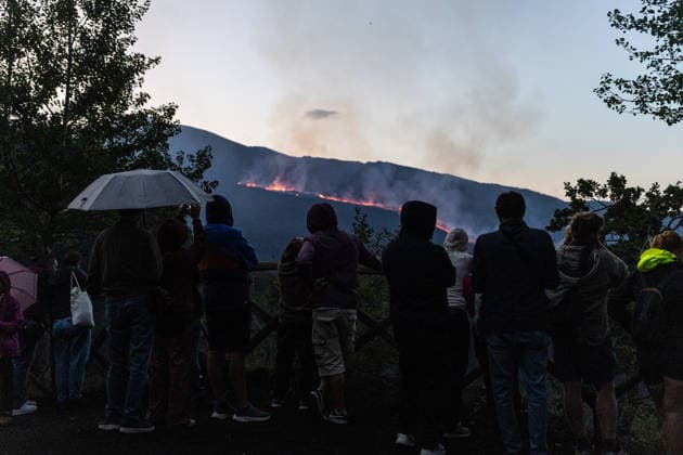 IPA87582358 - Catania, August 17, 2026, Mount Etna: The lava flow from the new vent over the Valle del Bove, as seen from Monte Pomiciaro  Copyright: xFrancescoxEnriquezx xFrancescoxEnriquezx 87582358