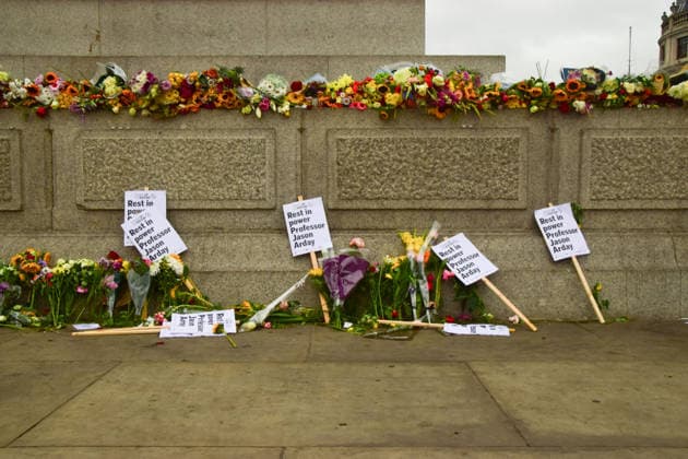 August 18, 2026, London, England, United Kingdom: Floral tributes and Rest In Power placards for Jason Arday have been left at the base of Nelson s Column in Trafalgar Square following a vigil which took place the night before. The former University of Cambridge sociology professor died several days after he resigned following accusations of academic plagiarism and scrutiny of his personal claims. London United Kingdom - ZUMAv130 20260818_zip_v130_008 Copyright: xVukxValcicx