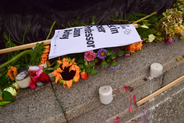 August 18, 2026, London, England, United Kingdom: Floral tributes and Rest In Power placards for Jason Arday have been left at the base of Nelson s Column in Trafalgar Square following a vigil which took place the night before. The former University of Cambridge sociology professor died several days after he resigned following accusations of academic plagiarism and scrutiny of his personal claims. London United Kingdom - ZUMAv130 20260818_zip_v130_012 Copyright: xVukxValcicx
