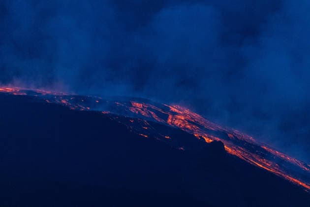 Mount Etna Eruption Continues - Italy Mount Etna: The lava flow from the new vent over the Valle del Bove, as seen from Monte Pomiciaro, Italy on August 17, 2026. Photo by Francesco Enriquez IPA ABACAPRESS.COM Catania Italy  Copyright: xIPA ABACAx
