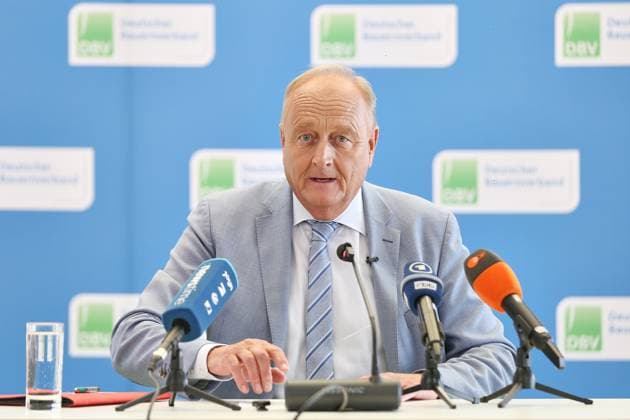 Berlin, Deutschland, 18.08.2026: Haus der Deutschen Land- und Ernährungswirtschaft: Pressekonferenz des Bauernverbands zur Erntebilanz: Joachim Rukwied, Präsident Deutscher Bauernverband *** Berlin, Germany, August 18, 2026; House of German Agriculture and Food Industry; Farmers Association Press Conference on the Harvest Report; Joachim Rukwied, President of the German Farmers Association Copyright: xdtsxNachrichtenagenturx dts_130357