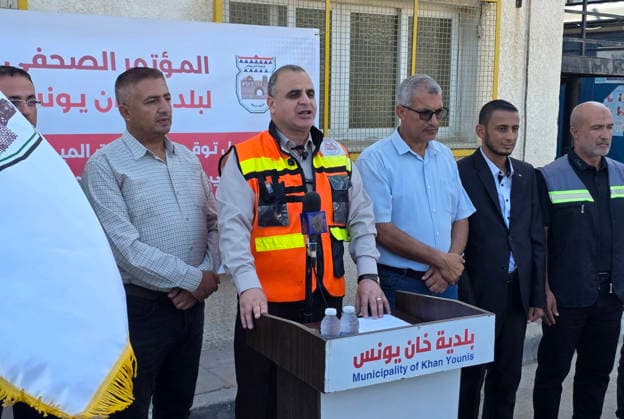 Khan Younis Mayor Warns Municipal Services Near Shutdown Khan Younis Mayor Alaa al-Din al-Batta speaks during a press conference held by the Union of Gaza Strip Municipalities in Khan Younis, southern Gaza Strip, on August 18, 2026. He warned that water and sewage services were nearing a shutdown due to shortages of fuel, operating oils and spare parts, amid damage to infrastructure caused by the war, raising concerns over a worsening water crisis, sewage hazards and the spread of disease. Photo by Tariq Mohammad APA Images Khan Yunis Gaza Strip Palestinian Territory 180826_Khan_Yunis_TM_00(3) Copyright: xapaimagesxTariqxMohammad xapaimagesx