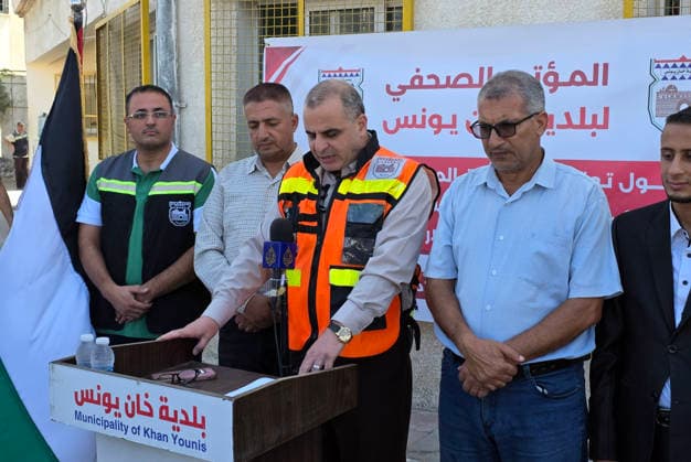 Khan Younis Mayor Warns Municipal Services Near Shutdown Khan Younis Mayor Alaa al-Din al-Batta speaks during a press conference held by the Union of Gaza Strip Municipalities in Khan Younis, southern Gaza Strip, on August 18, 2026. He warned that water and sewage services were nearing a shutdown due to shortages of fuel, operating oils and spare parts, amid damage to infrastructure caused by the war, raising concerns over a worsening water crisis, sewage hazards and the spread of disease. Photo by Tariq Mohammad APA Images Khan Yunis Gaza Strip Palestinian Territory 180826_Khan_Yunis_TM_00(4) Copyright: xapaimagesxTariqxMohammad xapaimagesx