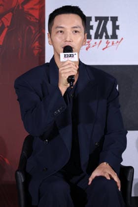 Stars and Director Gather for Tazza: Song of Beelzebub Production Press Conference in Seoul South Korean actor Byun Yo-han speaks during a production press conference for the upcoming film Tazza: Song of Beelzebub in Seoul, South Korea, on August 18, 2026. Seoul South Korea  Copyright: xMatrixxImages JungxUi-Chelx