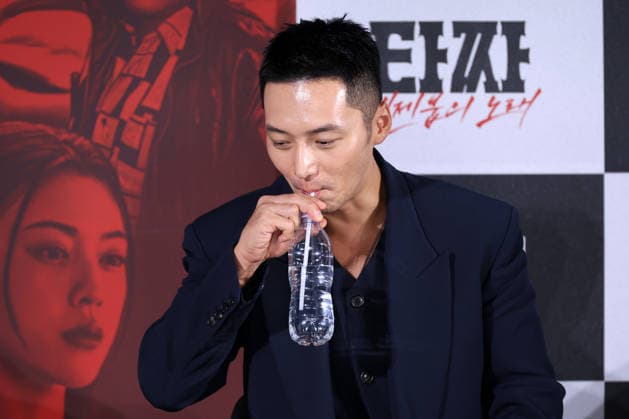 Stars and Director Gather for Tazza: Song of Beelzebub Production Press Conference in Seoul South Korean actor Byun Yo-han drinks water during a production press conference for the upcoming film Tazza: Song of Beelzebub in Seoul, South Korea, on August 18, 2026. Seoul South Korea  Copyright: xMatrixxImages JungxUi-Chelx