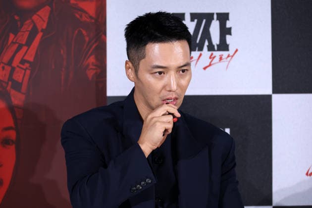 Stars and Director Gather for Tazza: Song of Beelzebub Production Press Conference in Seoul South Korean actor Byun Yo-han applies lip balm during a production press conference for the upcoming film Tazza: Song of Beelzebub in Seoul, South Korea, on August 18, 2026. Seoul South Korea  Copyright: xMatrixxImages JungxUi-Chelx