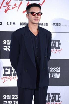 Stars and Director Gather for Tazza: Song of Beelzebub Production Press Conference in Seoul South Korean actor Byun Yo-han poses during a production press conference for the upcoming film Tazza: Song of Beelzebub in Seoul, South Korea, on August 18, 2026. Seoul South Korea  Copyright: xMatrixxImages JungxUi-Chelx