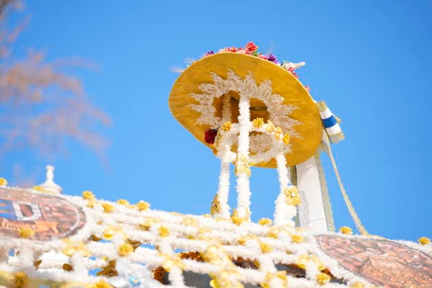 El Rocío Decorates Its Streets to Bid Farewell to the Virgin Images of the preparations in the village of El Rocío August 18, 2026, in El Rocío, Almonte, Huelva, Andalusia The village of El Rocío is already preparing for one of its most eagerly awaited events. Residents are working on the traditional decoration of the streets with paper flowers, arches, and structures adorned with rosemary in anticipation of the Virgin’s upcoming departure from her sanctuary. On August 19, La Pastora will begin her journey to Almonte, where she will remain for nine months before returning to the village. August 18, 2026 Joaquí Huelva, Andalusia, Huelva, Andalusia, Spain  Copyright: xJoaquinxCorcherox 7719291