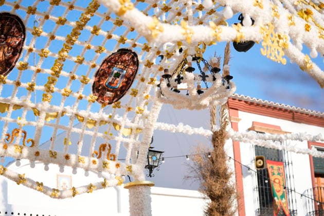 El Rocío Decorates Its Streets to Bid Farewell to the Virgin Images of the preparations in the village of El Rocío August 18, 2026, in El Rocío, Almonte, Huelva, Andalusia The village of El Rocío is already preparing for one of its most eagerly awaited events. Residents are working on the traditional decoration of the streets with paper flowers, arches, and structures adorned with rosemary in anticipation of the Virgin’s upcoming departure from her sanctuary. On August 19, La Pastora will begin her journey to Almonte, where she will remain for nine months before returning to the village. August 18, 2026 Joaquí Huelva, Andalusia, Huelva, Andalusia, Spain  Copyright: xJoaquinxCorcherox 7719292