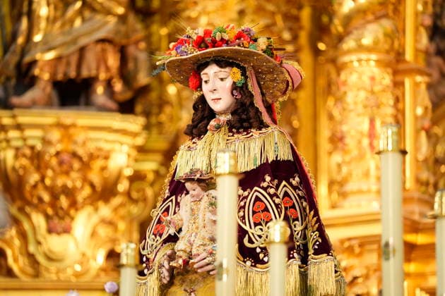 News Bilder des Tages El Rocío Decorates Its Streets to Bid Farewell to the Virgin: The Virgin of El Rocío, dressed as a shepherdess, is being prepared for her procession to the town of Almonte. August 18, 2026, in El Rocío, Almonte, Huelva, Andalusia The village of El Rocío is already preparing for one of its most eagerly anticipated events. Residents are working on the traditional decoration of the streets with paper flowers, arches, and structures adorned with rosemary in anticipation of the Virgin’s upcoming departure from her sanctuary. On August 19, La Pastora will begin her journey to Almonte, where she will remain for nine months before returning to the village. AUGUST 18, 2026 Joaquí Huelva, Andalusia, Huelva, Andalusia, Spain  Copyright: xJoaquinxCorcherox 7719311