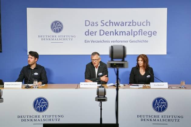 News Bilder des Tages Berlin, Deutschland, 18.08.2026: Haus der Bundespressekonferenz: PK: Deutsche Stiftung Denkmalschutz, Das Schwarzbuch der Denkmalpflege - ein Verzeichnis verlorener Geschichte: L-R: Fabian Christmann, Steffen Skudelny, Vorstand und Eva Masthoff *** Berlin, Germany, August 18, 2026, Federal Press Conference Center, Press Conference of the German Foundation for the Preservation of Historical Monuments, *The Black Book of Historic Preservation: A Catalog of Lost History*, L R Fabian Christmann, Steffen Skudelny, Board Member, and Eva Masthoff Copyright: xdtsxNachrichtenagenturx dts_130371