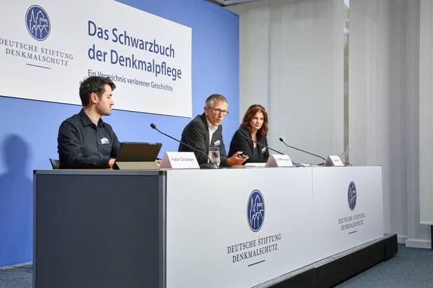 Berlin, Deutschland, 18.08.2026: Haus der Bundespressekonferenz: PK: Deutsche Stiftung Denkmalschutz, Das Schwarzbuch der Denkmalpflege - ein Verzeichnis verlorener Geschichte: L-R: Fabian Christmann, Steffen Skudelny, Vorstand und Eva Masthoff *** Berlin, Germany, August 18, 2026, Federal Press Conference Center, Press Conference of the German Foundation for the Preservation of Historical Monuments, *The Black Book of Historic Preservation: A Catalog of Lost History*, L R Fabian Christmann, Steffen Skudelny, Board Member, and Eva Masthoff Copyright: xdtsxNachrichtenagenturx dts_130373