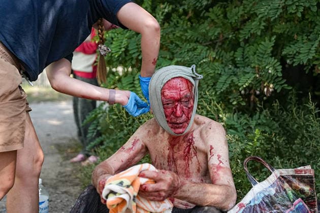 August 18, 2026, Kramatorsk, NULL, Ukraine: A woman is wrapping a bandage around the head of an injured man, whose face is covered in blood, following a Russian strike on Kramatorsk, west of the Donbas region in Ukraine, on the morning of August 18, 2026. Kramatorsk Ukraine - ZUMAa252 20260818_zip_a252_004 Copyright: xDavidxAllignonx