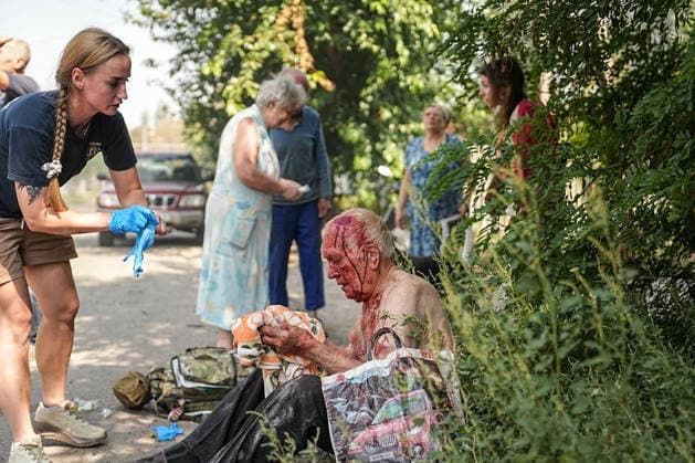 August 18, 2026, Kramatorsk, NULL, Ukraine: A man is sitting on the floor with a bandage and blood on his head following a Russian strike on Kramatorsk, west of the Donbas region in Ukraine, on the morning of August 18, 2026. Kramatorsk Ukraine - ZUMAa252 20260818_zip_a252_006 Copyright: xDavidxAllignonx