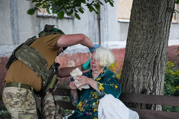 August 18, 2026, Kramatorsk, NULL, Ukraine: A man is tending to an injured woman sitting on a bench following a Russian strike on Kramatorsk, west of the Donbas region in Ukraine, on the morning of August 18, 2026. Kramatorsk Ukraine - ZUMAa252 20260818_zip_a252_007 Copyright: xDavidxAllignonx