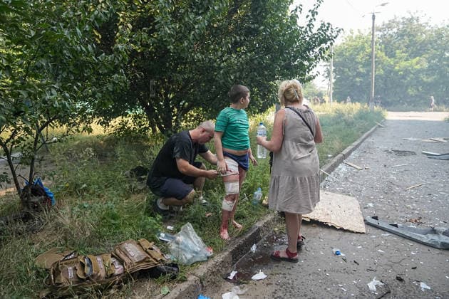 August 18, 2026, Kramatorsk, NULL, Ukraine: A man is wrapping a bandage around a boy s leg amid the debris following a Russian strike on Kramatorsk, west of the Donbas region in Ukraine, on the morning of August 18, 2026. Kramatorsk Ukraine - ZUMAa252 20260818_zip_a252_011 Copyright: xDavidxAllignonx