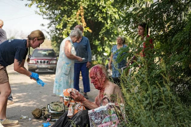 News Bilder des Tages August 18, 2026, Kramatorsk, NULL, Ukraine: A man is sitting on the floor with a bandage and blood on his head following a Russian strike on Kramatorsk, west of the Donbas region in Ukraine, on the morning of August 18, 2026. Kramatorsk Ukraine - ZUMAa252 20260818_zip_a252_012 Copyright: xDavidxAllignonx