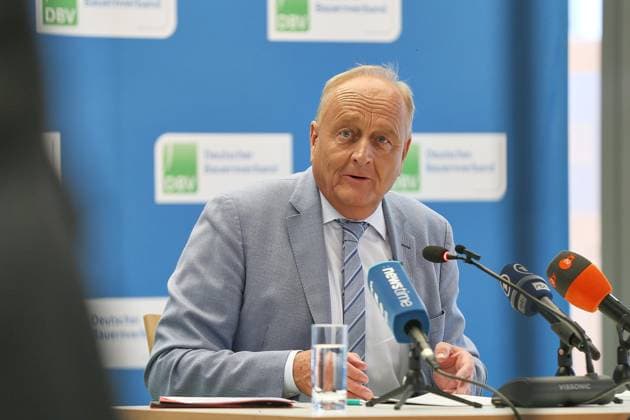 Berlin, Deutschland, 18.08.2026: Haus der Deutschen Land- und Ernährungswirtschaft: Pressekonferenz des Bauernverbands zur Erntebilanz: Joachim Rukwied, Präsident Deutscher Bauernverband *** Berlin, Germany, August 18, 2026 House of German Agriculture and Food Industry Press Conference of the German Farmers Association on the Harvest Report Joachim Rukwied, President of the German Farmers Association Copyright: xdtsxNachrichtenagenturx dts_130366