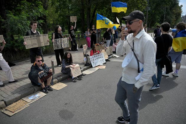A demonstrator uses a megaphone during a rally of supporters of former Defence Minister Mykhailo Fedorov outside the Ukrainian Parliament building in Kyiv, Ukraine, August 18, 2026. Protesters greeted MPs returning to work after a month-long break with demands to reinstate the former Defence Minister to continue the defence and anti-corruption reforms he initiated. Demonstrations in the capital and other Ukrainian cities have been ongoing for the 32nd consecutive day since Fedorov’s dismissal on July 15. (Photo by Yevhen Kotenko Ukrinform) Supporters of former Ukrainian Defence Minister rally at Verkhovna Rada  Copyright: xYevhenxKotenkox