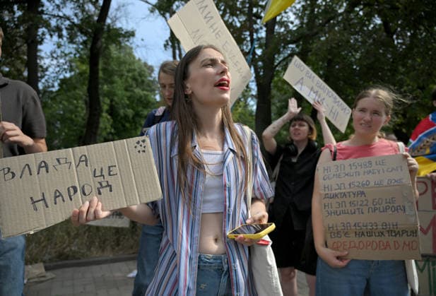 Supporters of former Defence Minister Mykhailo Fedorov rally outside the Ukrainian Parliament building in Kyiv, Ukraine, August 18, 2026. Protesters greeted MPs returning to work after a month-long break with demands to reinstate the former Defence Minister to continue the defence and anti-corruption reforms he initiated. Demonstrations in the capital and other Ukrainian cities have been ongoing for the 32nd consecutive day since Fedorov’s dismissal on July 15. (Photo by Yevhen Kotenko Ukrinform) Supporters of former Ukrainian Defence Minister rally at Verkhovna Rada  Copyright: xYevhenxKotenkox