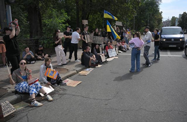 Supporters of former Defence Minister Mykhailo Fedorov rally outside the Ukrainian Parliament building in Kyiv, Ukraine, August 18, 2026. Protesters greeted MPs returning to work after a month-long break with demands to reinstate the former Defence Minister to continue the defence and anti-corruption reforms he initiated. Demonstrations in the capital and other Ukrainian cities have been ongoing for the 32nd consecutive day since Fedorov’s dismissal on July 15. (Photo by Yevhen Kotenko Ukrinform) Supporters of former Ukrainian Defence Minister rally at Verkhovna Rada  Copyright: xYevhenxKotenkox