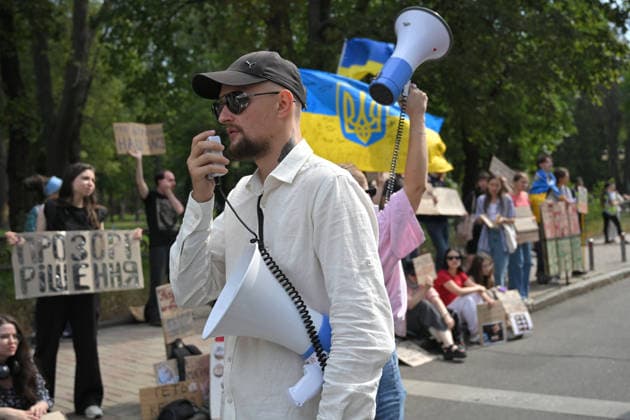 A demonstrator uses a megaphone during a rally of supporters of former Defence Minister Mykhailo Fedorov outside the Ukrainian Parliament building in Kyiv, Ukraine, August 18, 2026. Protesters greeted MPs returning to work after a month-long break with demands to reinstate the former Defence Minister to continue the defence and anti-corruption reforms he initiated. Demonstrations in the capital and other Ukrainian cities have been ongoing for the 32nd consecutive day since Fedorov’s dismissal on July 15. (Photo by Yevhen Kotenko Ukrinform) Supporters of former Ukrainian Defence Minister rally at Verkhovna Rada  Copyright: xYevhenxKotenkox