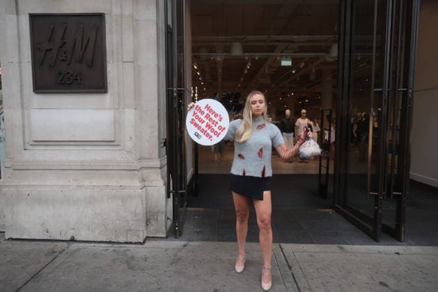 . 18 08 2026. London, United Kingdom. Peta Protest HM. Outside H&M s Regent Street store on Tuesday, a PETA supporter wearing bloodied faux-wool clothing displays a realistic severed sheep head holding a sign reading Here s the Rest of Your Wool Sweater! Wear Vegan! as the animal protection group calls on H&M to end its sale of wool.  xMartynxWheatleyx xi-Imagesx IIM-26951-0002