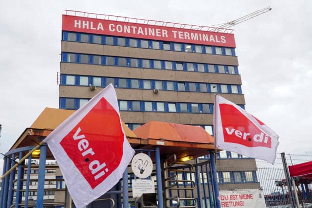 CNTV VERDI- Streikende Mitarbeiter mit Rot Weisse Ver.di Fahnen im Hamburger Hafen Hamburger Hafen am Burchardkai HHLA Containerterminal Warnstreik der Hafenarbeiter Beschaeftigten am Tag 18.AUGUST 2026 im Hamburg Hafen Motto 24 Stunden 3 Schichten Warnstreik Tarifrunde Seehaefen ver.di ruft zu Warnstreik im Hamburger Hafen zu einem 24-stuendigen Warnstreik Hamburg Deutschland *** CNTV VERDI Striking workers with red-and-white VERDI flags at the Port of Hamburg; Port of Hamburg at Burchardkai; HHLA Container Terminal; warning strike by port workers on August 18, 2026, at the Port of Hamburg; slogan: 24 hours, 3 shifts ; warning strike during collective bargaining negotiations for maritime workersVer.di calls for a 24-hour warning strike