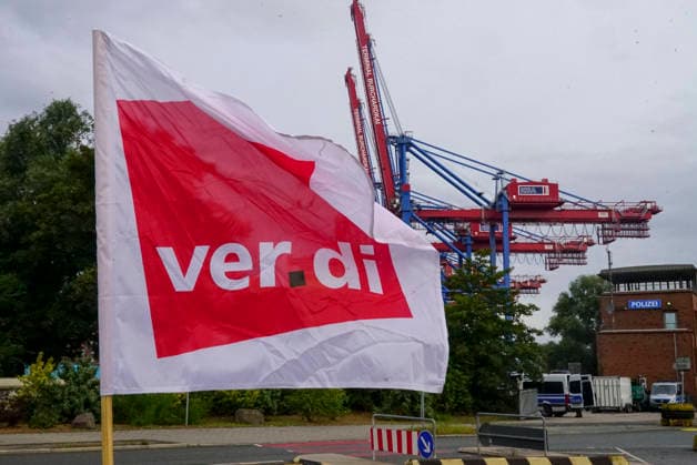 CNTV VERDI- Streikende Mitarbeiter mit Rot Weisse Ver.di Fahnen im Hamburger Hafen Hamburger Hafen am Burchardkai Containerterminal Warnstreik der Hafenarbeiter Beschaeftigten am Tag 18.AUGUST 2026 im Hamburg Hafen Motto 24 Stunden 3 Schichten Warnstreik Tarifrunde Seehaefen ver.di ruft zu Warnstreik im Hamburger Hafen zu einem 24-stuendigen Warnstreik Hamburg Deutschland *** CNTV VERDI Striking workers with red-and-white VERDI flags at the Port of Hamburg; Port of Hamburg at the Burchardkai Container Terminal; warning strike by port workers on August 18, 2026, at the Port of Hamburg; slogan: 24 hours, 3 shifts ; warning strike during collective bargaining negotiations for seaports; VERDI VERDI calls for a 24-hour warning strike at the P