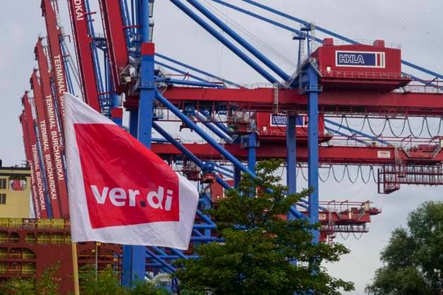 CNTV VERDI- Streikende Mitarbeiter mit Rot Weisse Ver.di Fahnen im Hamburger Hafen Hamburger Hafen am Burchardkai Containerterminal Warnstreik der Hafenarbeiter Beschaeftigten am Tag 18.AUGUST 2026 im Hamburg Hafen Motto 24 Stunden 3 Schichten Warnstreik Tarifrunde Seehaefen ver.di ruft zu Warnstreik im Hamburger Hafen zu einem 24-stuendigen Warnstreik Hamburg Deutschland *** CNTV VERDI Striking workers with red-and-white VERDI flags at the Port of Hamburg; Port of Hamburg at the Burchardkai Container Terminal; warning strike by port workers on August 18, 2026, at the Port of Hamburg; slogan: 24 hours, 3 shifts ; warning strike during collective bargaining negotiations for seaports; VERDI VERDI calls for a 24-hour warning strike at the P