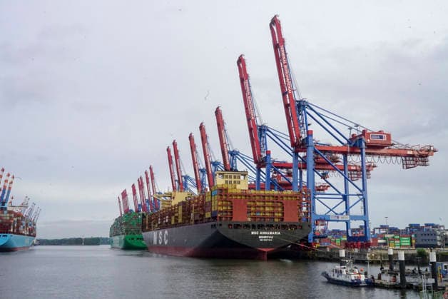 CNTV VERDI- Containerschiff Annamaria im Hamburger Hafen am Burchardkai HHLA Containerterminal Warnstreik der Hafenarbeiter Beschaeftigten am Tag 18.AUGUST 2026 im Hamburg Hafen Motto 24 Stunden 3 Schichten Warnstreik Tarifrunde Seehaefen ver.di ruft zu Warnstreik im Hamburger Hafen zu einem 24-stuendigen Warnstreik Hamburg Deutschland *** CNTV VERDI Container Ship Annamaria at the Port of Hamburg on Burchardkai, HHLA Container Terminal; warning strike by port workers on August 18, 2026, at the Port of Hamburg; slogan: 24 hours, 3 shifts ; warning strike during collective bargaining negotiations for seaports; VERDI calls for a warningstrike at the Port of Hamburg: a 24-hour warning strike in Hamburg, Germany