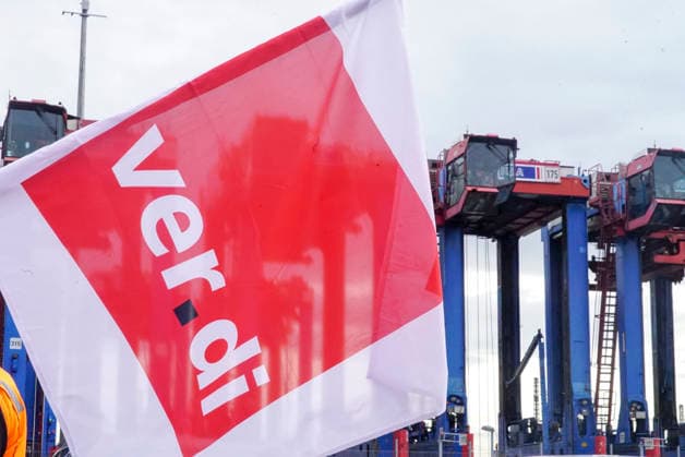 CNTV VERDI- Streikende Mitarbeiter mit Rot Weisse Ver.di Fahnen im Hamburger Hafen Hamburger Hafen am Burchardkai Containerterminal Warnstreik der Hafenarbeiter Beschaeftigten am Tag 18.AUGUST 2026 im Hamburg Hafen Motto 24 Stunden 3 Schichten Warnstreik Tarifrunde Seehaefen ver.di ruft zu Warnstreik im Hamburger Hafen zu einem 24-stuendigen Warnstreik Hamburg Deutschland *** CNTV VERDI Striking workers with red-and-white VERDI flags at the Port of Hamburg; Port of Hamburg at the Burchardkai Container Terminal; warning strike by port workers on August 18, 2026, at the Port of Hamburg; slogan: 24 hours, 3 shifts ; warning strike during collective bargaining negotiations for seaports—VERDI VERDI calls for a 24-hour warning strike at the Po