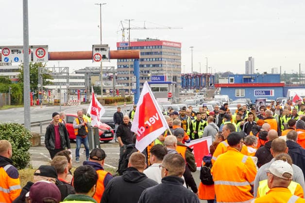 CNTV VERDI- Streikende Mitarbeiter mit Rot Weisse Ver.di Fahnen im Hamburger Hafen Hamburger Hafen am Burchardkai Containerterminal Warnstreik der Hafenarbeiter Beschaeftigten am Tag 18.AUGUST 2026 im Hamburg Hafen Motto 24 Stunden 3 Schichten Warnstreik Tarifrunde Seehaefen ver.di ruft zu Warnstreik im Hamburger Hafen zu einem 24-stuendigen Warnstreik Hamburg Deutschland *** CNTV VERDI Striking workers with red-and-white VERDI flags at the Port of Hamburg; Port of Hamburg at the Burchardkai Container Terminal; warning strike by port workers on August 18, 2026, at the Port of Hamburg; slogan: 24 hours, 3 shifts ; warning strike during collective bargaining negotiations for seaports—VERDI VERDI calls for a 24-hour warning strike at the Po