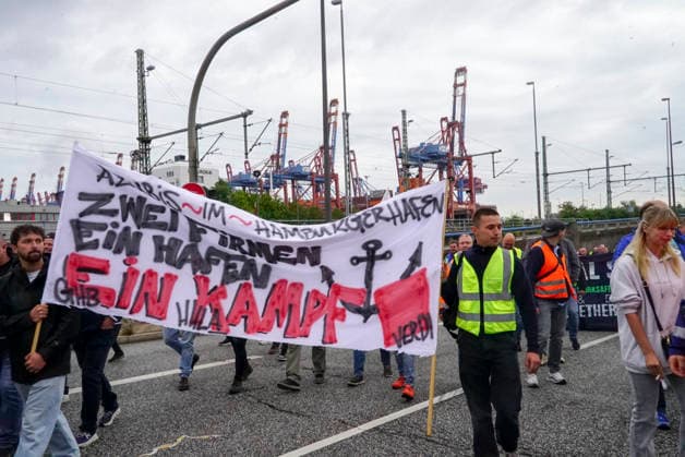 CNTV VERDI- Streikende Mitarbeiter mit Rot Weisse Ver.di Fahnen im Hamburger Hafen Hamburger Hafen am Burchardkai Containerterminal Warnstreik der Hafenarbeiter Beschaeftigten am Tag 18.AUGUST 2026 im Hamburg Hafen Motto 24 Stunden 3 Schichten Warnstreik Tarifrunde Seehaefen ver.di ruft zu Warnstreik im Hamburger Hafen zu einem 24-stuendigen Warnstreik Hamburg Deutschland *** CNTV VERDI Striking workers with red-and-white VERDI flags at the Port of Hamburg; Port of Hamburg at the Burchardkai Container Terminal; warning strike by port workers on August 18, 2026, at the Port of Hamburg; slogan: 24 hours, 3 shifts ; warning strike during collective bargaining negotiations for seaports—VERDI VERDI calls for a 24-hour warning strike at the Po