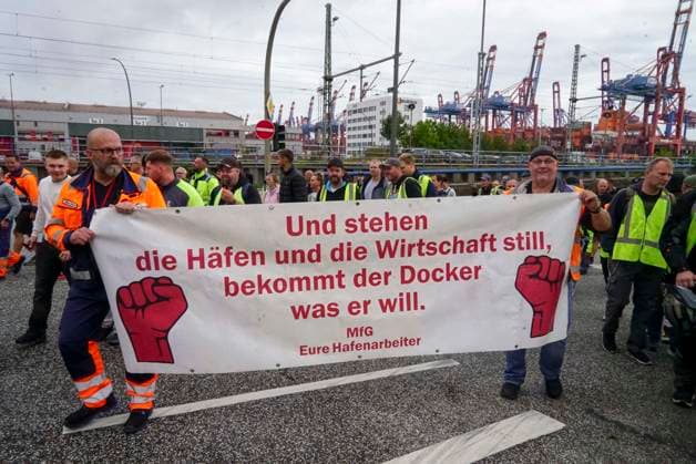 News Bilder des Tages CNTV VERDI- Streikende Mitarbeiter mit Rot Weisse Ver.di Fahnen im Hamburger Hafen Hamburger Hafen am Burchardkai Containerterminal Warnstreik der Hafenarbeiter Beschaeftigten am Tag 18.AUGUST 2026 im Hamburg Hafen Motto 24 Stunden 3 Schichten Warnstreik Tarifrunde Seehaefen ver.di ruft zu Warnstreik im Hamburger Hafen zu einem 24-stuendigen Warnstreik Hamburg Deutschland *** CNTV VERDI Striking workers with red-and-white VERDI flags at the Port of Hamburg; Port of Hamburg at the Burchardkai Container Terminal; warning strike by port workers on August 18, 2026, at the Port of Hamburg; slogan: 24 hours, 3 shifts ; warning strike during collective bargaining negotiations for seaports—VERDI VERDI calls for a 24-hour warning strike at the Po