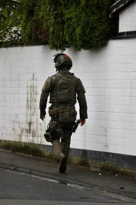 Police seal off Erlenhofstrasse in Cologne after reports of gunshots from attic COLOGNE, GERMANY - AUGUST 18: German police officers secure the cordoned-off perimeter around Erlenhofstrasse during an ongoing armed operation in the Niehl district of Cologne, Germany, on August 18, 2026. Following reports that a man fired gunshots into the air from an attic apartment, numerous police units were dispatched to the scene, shutting down Erlenhofstrasse and surrounding connecting roads to vehicular and pedestrian traffic while urging the public to avoid the area. Kadir Ilboga Anadolu Cologne Germany. Editorial use only. Please get in touch for any other usage.  Copyright: x2026xAnadoluxKadirxIlbogax