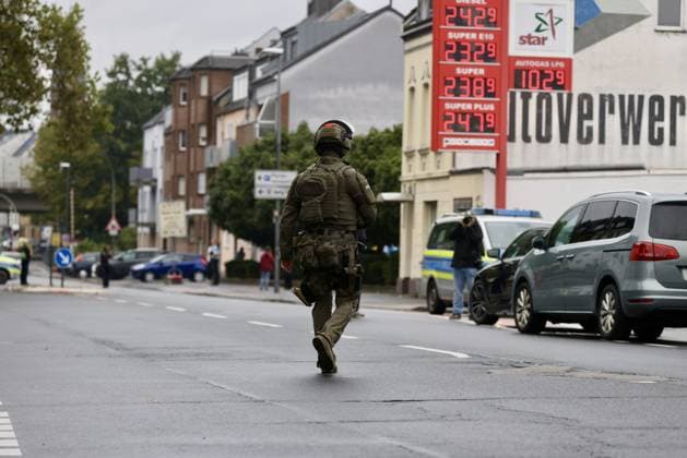 Police seal off Erlenhofstrasse in Cologne after reports of gunshots from attic COLOGNE, GERMANY - AUGUST 18: German police officers secure the cordoned-off perimeter around Erlenhofstrasse during an ongoing armed operation in the Niehl district of Cologne, Germany, on August 18, 2026. Following reports that a man fired gunshots into the air from an attic apartment, numerous police units were dispatched to the scene, shutting down Erlenhofstrasse and surrounding connecting roads to vehicular and pedestrian traffic while urging the public to avoid the area. Kadir Ilboga Anadolu Cologne Germany. Editorial use only. Please get in touch for any other usage.  Copyright: x2026xAnadoluxKadirxIlbogax