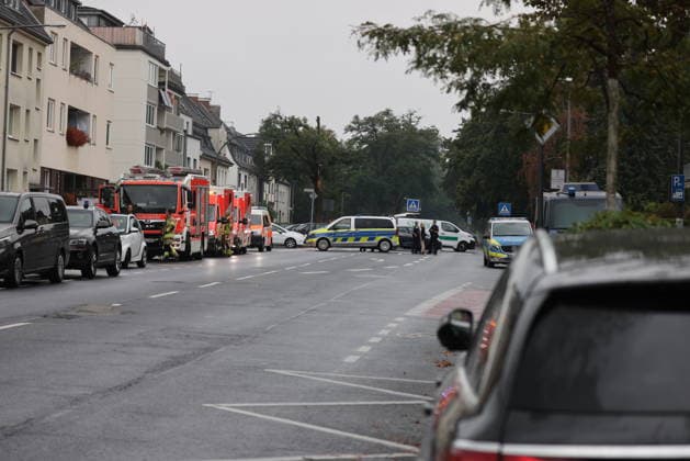 Police seal off Erlenhofstrasse in Cologne after reports of gunshots from attic COLOGNE, GERMANY - AUGUST 18: German police officers secure the cordoned-off perimeter around Erlenhofstrasse during an ongoing armed operation in the Niehl district of Cologne, Germany, on August 18, 2026. Following reports that a man fired gunshots into the air from an attic apartment, numerous police units were dispatched to the scene, shutting down Erlenhofstrasse and surrounding connecting roads to vehicular and pedestrian traffic while urging the public to avoid the area. Kadir Ilboga Anadolu Cologne Germany. Editorial use only. Please get in touch for any other usage.  Copyright: x2026xAnadoluxKadirxIlbogax