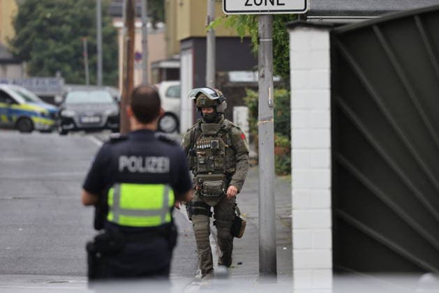 Police seal off Erlenhofstrasse in Cologne after reports of gunshots from attic COLOGNE, GERMANY - AUGUST 18: German police officers secure the cordoned-off perimeter around Erlenhofstrasse during an ongoing armed operation in the Niehl district of Cologne, Germany, on August 18, 2026. Following reports that a man fired gunshots into the air from an attic apartment, numerous police units were dispatched to the scene, shutting down Erlenhofstrasse and surrounding connecting roads to vehicular and pedestrian traffic while urging the public to avoid the area. Kadir Ilboga Anadolu Cologne Germany. Editorial use only. Please get in touch for any other usage.  Copyright: x2026xAnadoluxKadirxIlbogax