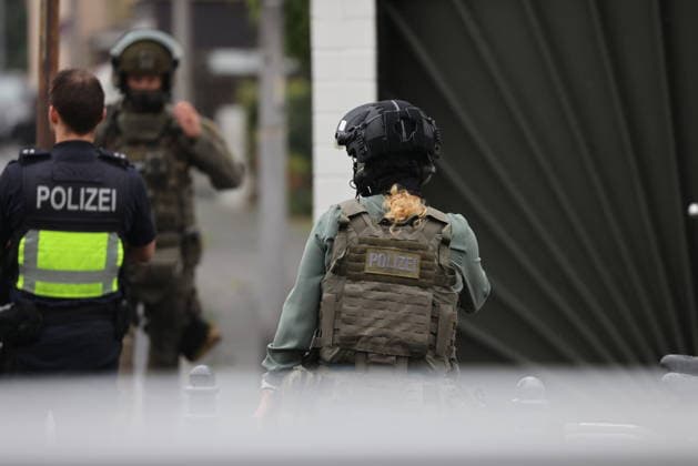 Police seal off Erlenhofstrasse in Cologne after reports of gunshots from attic COLOGNE, GERMANY - AUGUST 18: German police officers secure the cordoned-off perimeter around Erlenhofstrasse during an ongoing armed operation in the Niehl district of Cologne, Germany, on August 18, 2026. Following reports that a man fired gunshots into the air from an attic apartment, numerous police units were dispatched to the scene, shutting down Erlenhofstrasse and surrounding connecting roads to vehicular and pedestrian traffic while urging the public to avoid the area. Kadir Ilboga Anadolu Cologne Germany. Editorial use only. Please get in touch for any other usage.  Copyright: x2026xAnadoluxKadirxIlbogax
