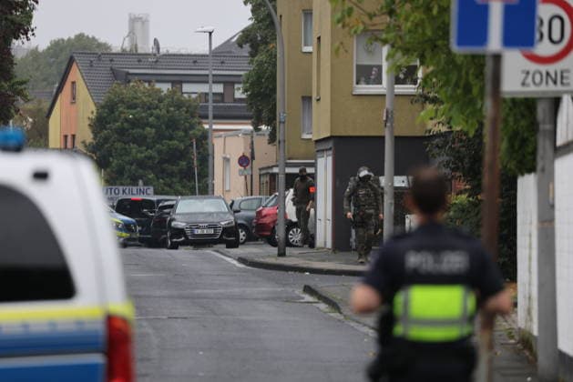 Police seal off Erlenhofstrasse in Cologne after reports of gunshots from attic COLOGNE, GERMANY - AUGUST 18: German police officers secure the cordoned-off perimeter around Erlenhofstrasse during an ongoing armed operation in the Niehl district of Cologne, Germany, on August 18, 2026. Following reports that a man fired gunshots into the air from an attic apartment, numerous police units were dispatched to the scene, shutting down Erlenhofstrasse and surrounding connecting roads to vehicular and pedestrian traffic while urging the public to avoid the area. Kadir Ilboga Anadolu Cologne Germany. Editorial use only. Please get in touch for any other usage.  Copyright: x2026xAnadoluxKadirxIlbogax