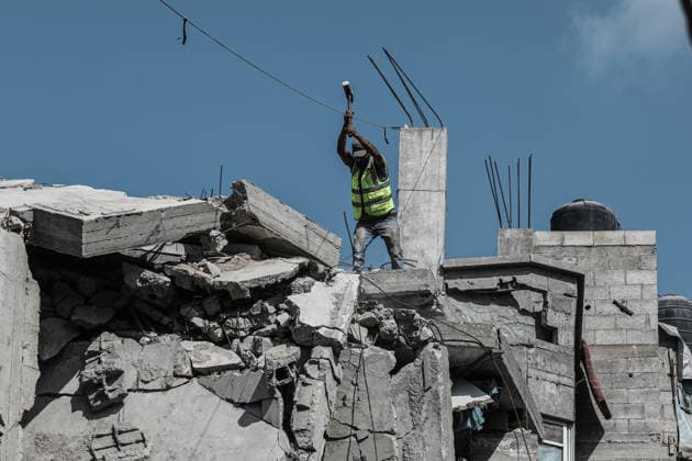 Parts of damaged buildings at risk of collapse removed using rudimentary means in Gaza GAZA CITY, GAZA, PALESTINE - AUGUST 18: Workers are viewed using rudimentary tools to remove parts and roofs of buildings heavily damaged in Israeli attacks and at risk of collapse at the Bureij Refugee Camp in the central Gaza Strip, Palestine on August 18, 2026. The removal work is being carried out by the Ministry of Public Works and Bureij Municipality in cooperation with the Qatar Committee. Amid shortages of necessary equipment due to the blockade and war, the efforts aim to reduce the danger posed by damaged structures and ensure the safety of residents. Moiz Salhi Anadolu Gaza City Gaza. Editorial use only. Please get in touch for any other usag  Copyright: x2026xAnadoluxMoizxSalhix