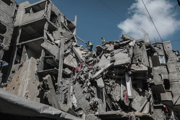 Parts of damaged buildings at risk of collapse removed using rudimentary means in Gaza GAZA CITY, GAZA, PALESTINE - AUGUST 18: Workers are viewed using rudimentary tools to remove parts and roofs of buildings heavily damaged in Israeli attacks and at risk of collapse at the Bureij Refugee Camp in the central Gaza Strip, Palestine on August 18, 2026. The removal work is being carried out by the Ministry of Public Works and Bureij Municipality in cooperation with the Qatar Committee. Amid shortages of necessary equipment due to the blockade and war, the efforts aim to reduce the danger posed by damaged structures and ensure the safety of residents. Moiz Salhi Anadolu Gaza City Gaza. Editorial use only. Please get in touch for any other usag  Copyright: x2026xAnadoluxMoizxSalhix