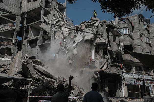 Parts of damaged buildings at risk of collapse removed using rudimentary means in Gaza GAZA CITY, GAZA, PALESTINE - AUGUST 18: Workers are viewed using rudimentary tools to remove parts and roofs of buildings heavily damaged in Israeli attacks and at risk of collapse at the Bureij Refugee Camp in the central Gaza Strip, Palestine on August 18, 2026. The removal work is being carried out by the Ministry of Public Works and Bureij Municipality in cooperation with the Qatar Committee. Amid shortages of necessary equipment due to the blockade and war, the efforts aim to reduce the danger posed by damaged structures and ensure the safety of residents. Moiz Salhi Anadolu Gaza City Gaza. Editorial use only. Please get in touch for any other usag  Copyright: x2026xAnadoluxMoizxSalhix