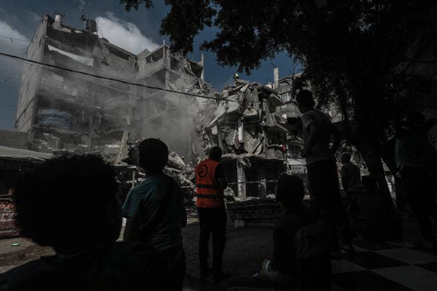 Parts of damaged buildings at risk of collapse removed using rudimentary means in Gaza GAZA CITY, GAZA, PALESTINE - AUGUST 18: Workers are viewed using rudimentary tools to remove parts and roofs of buildings heavily damaged in Israeli attacks and at risk of collapse at the Bureij Refugee Camp in the central Gaza Strip, Palestine on August 18, 2026. The removal work is being carried out by the Ministry of Public Works and Bureij Municipality in cooperation with the Qatar Committee. Amid shortages of necessary equipment due to the blockade and war, the efforts aim to reduce the danger posed by damaged structures and ensure the safety of residents. Moiz Salhi Anadolu Gaza City Gaza. Editorial use only. Please get in touch for any other usag  Copyright: x2026xAnadoluxMoizxSalhix