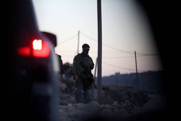 News Bilder des Tages Palestinian returns home from US as Israeli settler attacks pressure West Bank town NABLUS, WEST BANK, PALESTINE - AUGUST 18: An Israeli soldier is seen near the town of Qusra, south of Nablus in West Bank, Palestine, on August 18, 2026, as Palestinian Luey Abu Riyde returns home after leaving his work in the United States. Abu Riyde returned to Qusra after spending days helplessly watching through security cameras as his family and neighbors faced attacks and pressure from Israeli settlers. Issam Rimawi Anadolu Nablus West Bank. Editorial use only. Please get in touch for any other usage.  Copyright: x2026xAnadoluxIssamxRimawix
